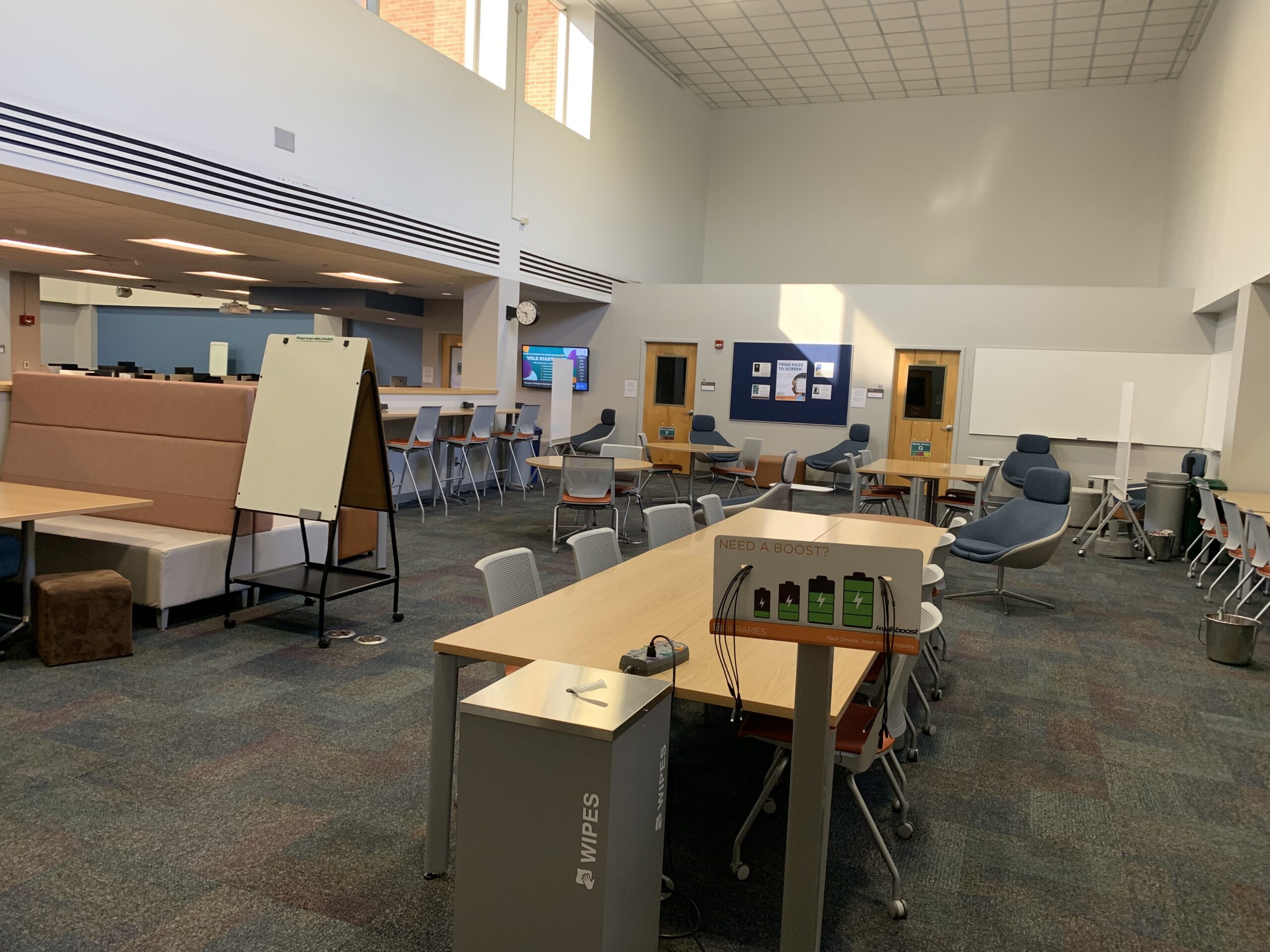 Tables that can accommodate groups of 2, 4, or ten. There are soft lounge chairs and booth style seats.